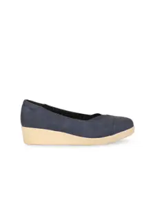 Bata comfit Women Blue & Cream-Coloured Colourblocked Pumps
