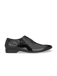 San Frissco Men Black Textured Formal Oxfords