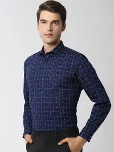 Peter England Men Navy Blue & White Slim Fit Checked Formal Shirt