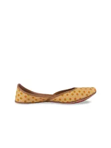 DESI COLOUR Women Mustard Printed Leather Mojaris