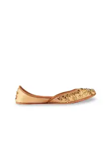 DESI COLOUR Women Gold-Toned Embellished Leather Mojaris