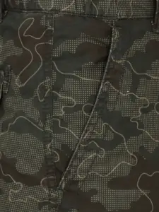 t-base Men Olive Green Camouflage Printed Cargos Trousers