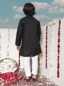 VASTRAMAY Boys Black & White Cotton Blend Kurta with Pyjamas