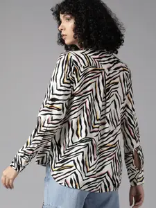 The Roadster Lifestyle Co. Flap Pocket Detailed Animal Print Casual Shirt