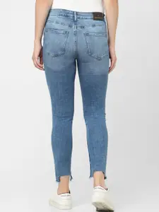 Vero Moda Women Blue Slim Fit Mildly Distressed Light Fade Cropped Cotton Jeans