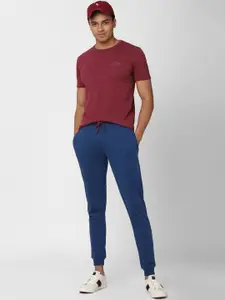 Peter England Men Maroon & Blue Solid T Shirt with Joggers
