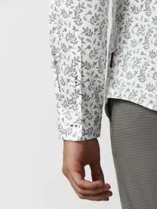 V Dot Men White Slim Fit Floral Printed Casual Shirt