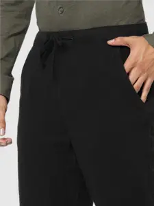 Celio Men Black Solid Classic Regular Fit Mid-Rise Casual Regular Trousers