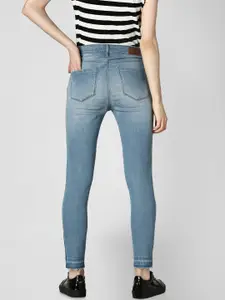 Vero Moda Women Blue Skinny Fit Mid-Rise Low Distress Stretchable Cropped Jeans