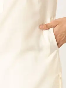 SOJANYA Men Cream-Coloured & White Solid Kurta with Churidar