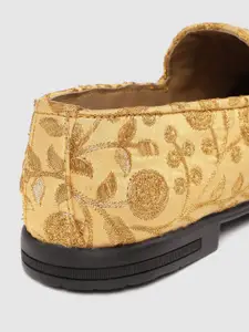 House of Pataudi Men Beige & Golden Ethnic Motifs Embroidered Mojaris