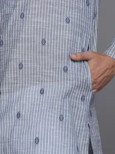 Manyavar Men Grey & White Pure Cotton Geometric Embroidered Kurta