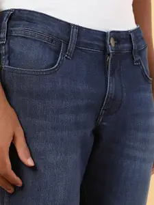 Wrangler Men Skanders Clean Look Slim Fit Low-Rise Light Fade Cotton Stretchable Jeans
