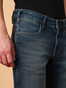 Wrangler Men Mid Rise Skanders Slim Fit Clean Look Light Fade Stretchable Jeans