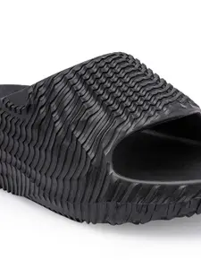 Red Tape Men Textured Slip-Resistance Sliders