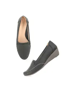 DressBerry Black Closed Back Wedge Pumps