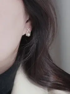 VAGHBHATT Gold-Plated Stone Studded Pearl-Beaded Studs Earrings