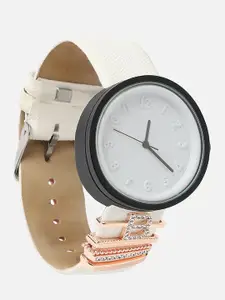 HAUTE SAUCE by  Campus Sutra Women Round Analog Watch With B Initial Watch Charm