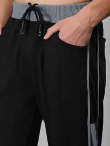 CHKOKKO Men Colourblocked Mid-Rise Joggers