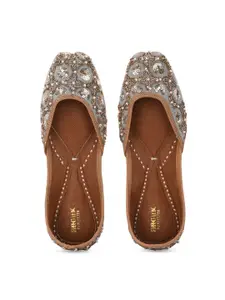 Anouk Embroidered Mojaris