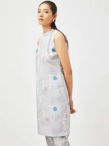 Contemponari Floral High Neck Sleeveless Straight Kurta