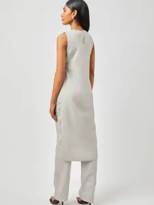 Contemponari Floral Printed Round Neck Sleeveless Straight Kurta