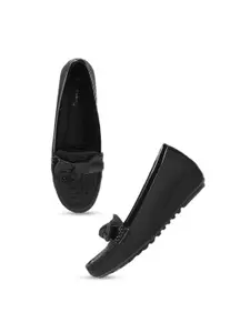 DressBerry Black Textured Buckle Detailed Wedge Heeled Pumps