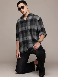 The Roadster Lifestyle Co. Men Checked Casual Shirt