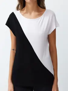 Trendyol Colourblocked Round Neck Extended Sleeves Regular T-shirt