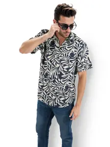 Celio Classic Abstract Printed Spread Collar Short Sleeves Curved Casual Shirt