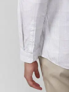 Van Heusen Sport Men White Slim Fit Checked Casual Shirt