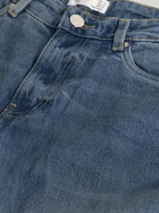 Snitch Men Comfort Relaxed Fit Mildly Distressed Light Fade Stretchable Jeans