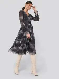 Roadster Georgette Tie & Die Knee Long Fit and Flare Dress