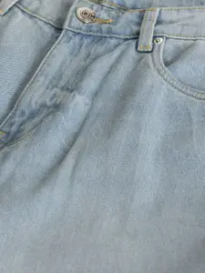 Snitch Men Comfort Relaxed Fit Mildly Distressed Light Fade Stretchable Jeans