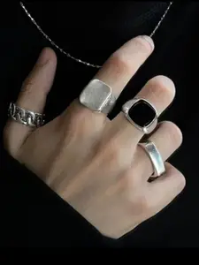 YU FASHIONS Set Of 4 Stainless Steel Silver-Plated Finger Rings