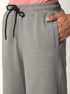 R&B Men Mid-Rise Shorts