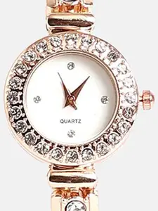 HAUTE SAUCE by  Campus Sutra HAUTE SAUCE by Campus Sutra Women Dial & Stainless Steel Bracelet Style Straps Analogue Watch AW24_HSWC1249
