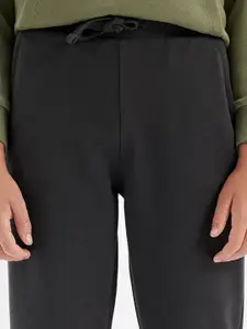 DeFacto Boys Solid Regular Fit Mid-Rise Joggers Trousers
