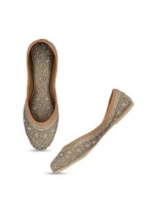 DESI COLOUR Women Embellished Ethnic Mojaris Flats