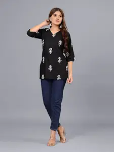 Dream Beauty Fashion Botanical Printed V-Neck Kurti
