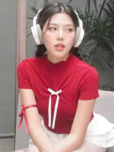 StyleCast Women Round Neck Fitted Top