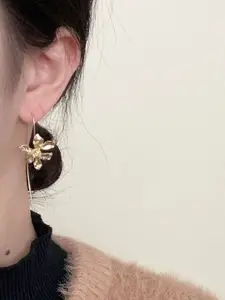 VAGHBHATT Set Of 2 Rhodium-Plated Floral Shaped Textured Drop Earrings