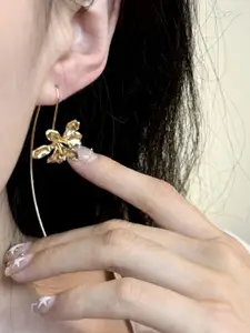 VAGHBHATT Set Of 2 Rhodium-Plated Floral Shaped Textured Drop Earrings