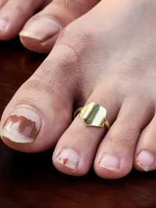 Sangria Gold-Toned Geometric Shaped Treasure Toe Rings