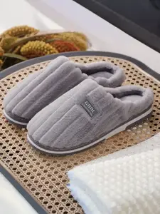 WOLVESDEN Women Striped Room Slippers