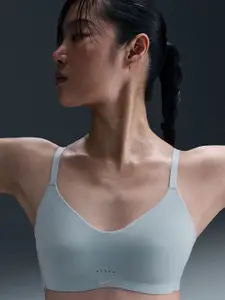 Nike Alate Minimalist Women's Light-Support Padded Convertible Sports Bra