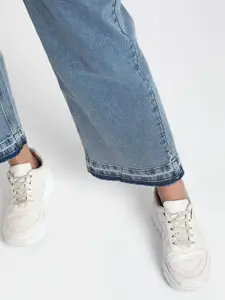 Vero Moda Women High-Rise Mildly Distressed Light Fade Jeans