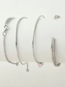 HAUTE SAUCE by  Campus Sutra HAUTE SAUCE by Campus Sutra Women Silver-Toned & Black Solid Watch Gift Set- AW22_HSWB5011