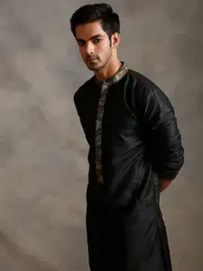 Abhishti Banarasi Men Mandarin Collar Straight Kurta With Pyjamas