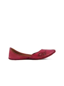DESI COLOUR Women Ethnic Mojaris with Laser Cuts Flats